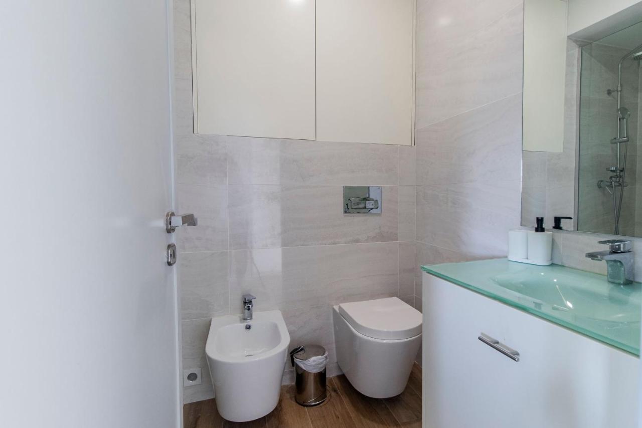 Downtown 1Br Apartment W/ Balcony By Lovelystay Porto Exterior foto